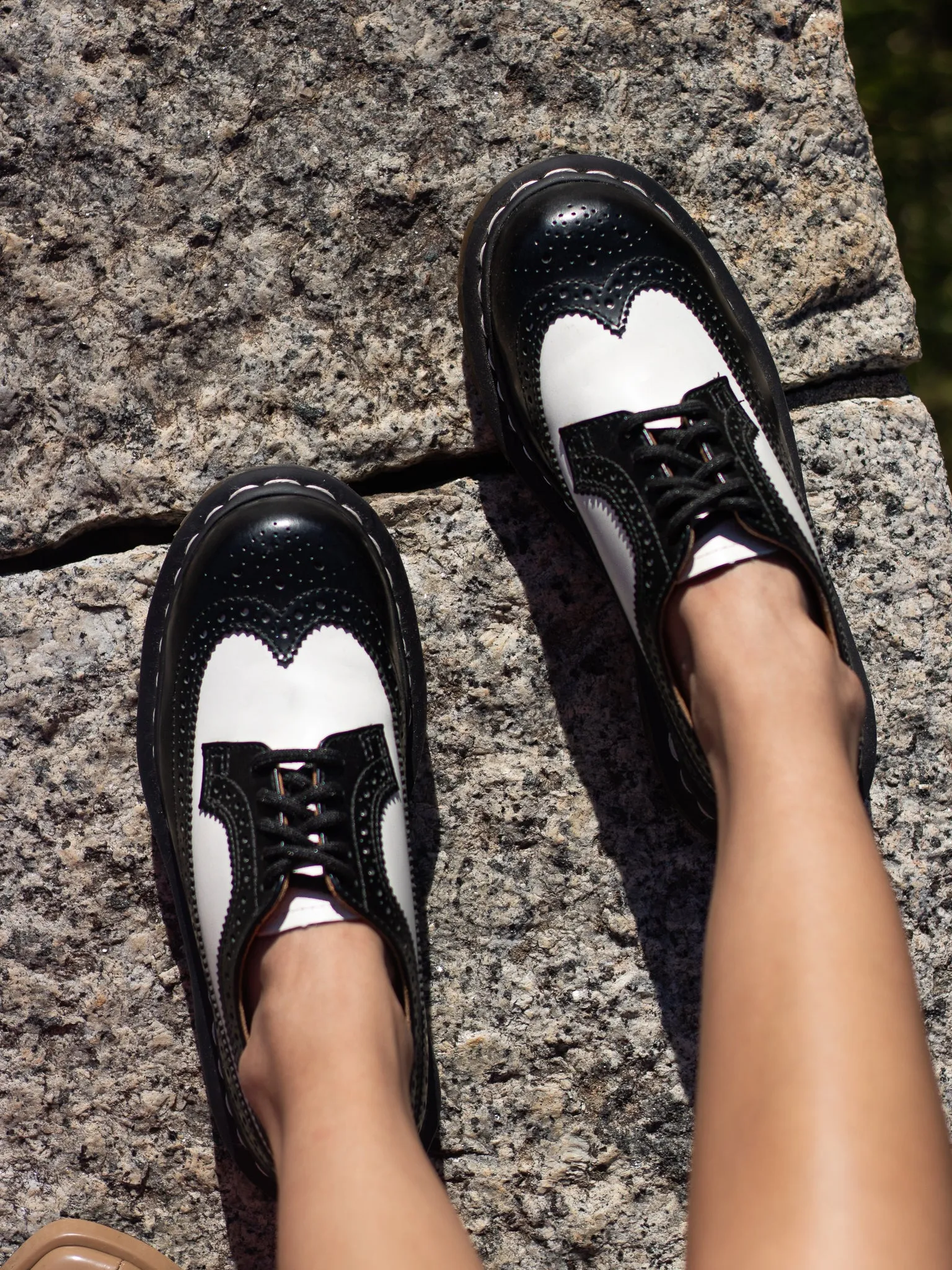 DR. MARTENS 3989 BLACK WHITE