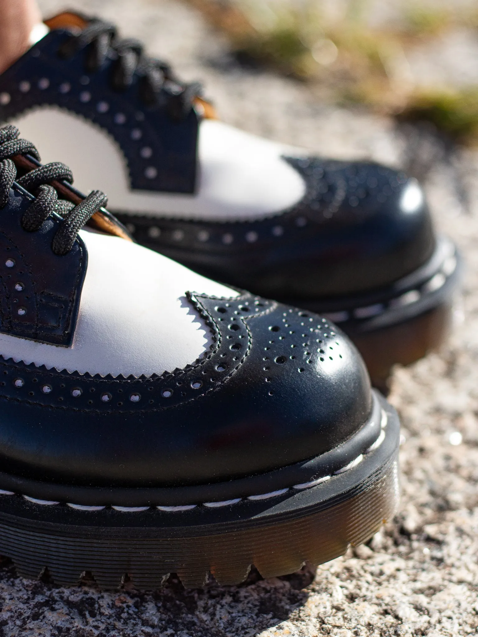 DR. MARTENS 3989 BLACK WHITE