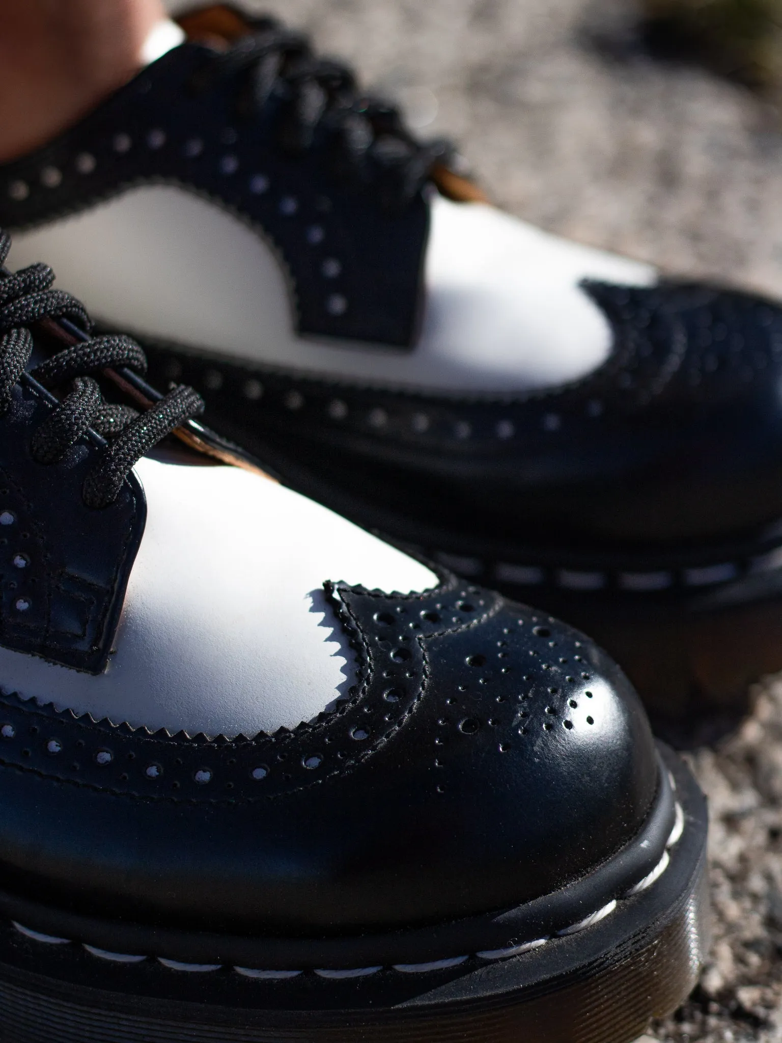 DR. MARTENS 3989 BLACK WHITE