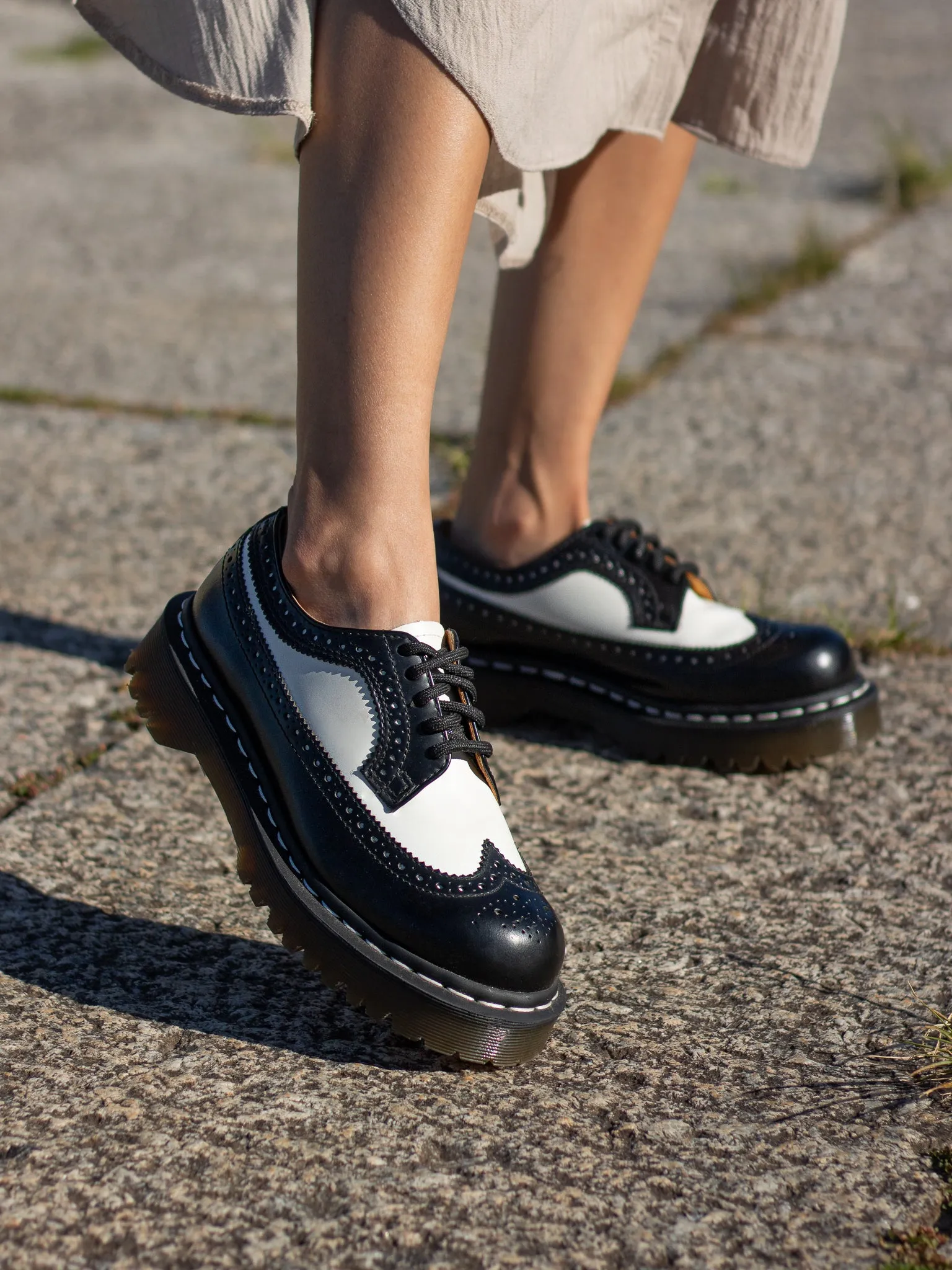 DR. MARTENS 3989 BLACK WHITE