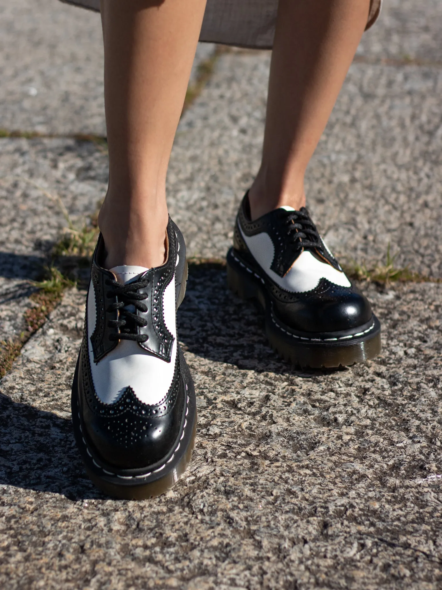 DR. MARTENS 3989 BLACK WHITE